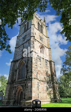 St. Chad's Kirchturm, der 4 Fuß von True entfernt ist, Wybunbury, Chesthire, England, Großbritannien Stockfoto