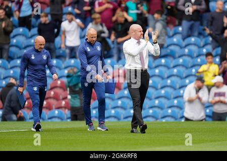 Burnley-Manager Sean Dyche grüst die Fans vor dem Spiel Bild von Steve Flynn/AHPIX.com, Fußball: Englisches Premier League-Spiel Burnley -V- hell Stockfoto