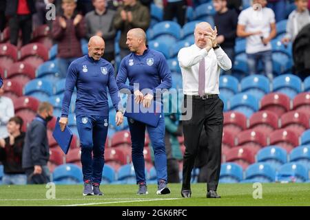 Burnley-Manager Sean Dyche grüst die Fans vor dem Spiel Bild von Steve Flynn/AHPIX.com, Fußball: Englisches Premier League-Spiel Burnley -V- hell Stockfoto