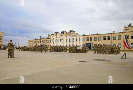 Soldaten der US-Armee führen am 18. August 2021 eine Zeremonie zur Übertragung der Autorität im Ausbildungsgebiet Drawsko Pomorskie in Polen durch, wo das 2. Bataillon „Dreadnaught Bataillon“, das 34. Panzerregiment, das 1. Panzerbrigade-Kampfteam (1ABCT), die 1. Infanteriedivision die Autorität von der 1. Squadron, dem 7. Kavallerie-Regiment, 1ABCT, der 1. Kavallerie-Division übernimmt. Die Zeremonie markierte den Beginn einer neunmonatigen Rotation nach Polen für die 2-34 zur Unterstützung von Atlantic Resolve, einer regionalen Sicherheitsbemühung in Europa, die für die USA nach wie vor eine oberste Priorität darstellt Stockfoto