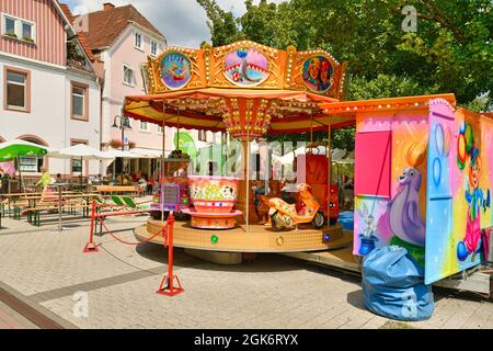 Bensheim, Deutschland - August 2021: Kleines buntes Karussell im historischen Stadtzentrum an sonnigen Sommertagen Stockfoto