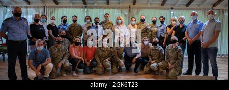 Mitglieder der Kosovo Police und der Kosovo Force 29 Regional Command-East Soldaten nehmen am Frauenverband der Kosovo Police Teil, dem „Leadership Training Day“, im Villa Germia Restaurant Pristina in Pristina, Kosovo, 18. August 2021. Die Hauptrednerin, Oberstin der Kosovo-Polizei Aferdita Mikullovci, die in Uniform in der Mitte stand, moderierte die Diskussion und teilte ihre persönliche Reise in Führungsbereiche. Die Teilnehmer gesellten sich auch bei einem Kaffee und genossen ein Mittagessen, um mehr über das Leben und die Arbeit des anderen zu erfahren. Zu den unterstützenden Organisationen gehören das General Police Directorate und die US-Botschaft in Kos Stockfoto