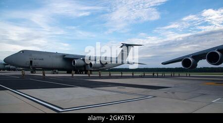 Flieger des 436. Aircraft Maintenance Squadron führen auf der Fluglinie der Dover Air Force Base, Delaware, einen Fremdkörper-Schutt-Spaziergang durch., 18. August 2021. Das Personal führt routinemäßige FOD-Spaziergänge durch, um alle Objekte auf der Fluglinie zu entfernen, die möglicherweise Schäden am Flugzeug verursachen könnten. Stockfoto