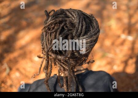 Person mit Haaren in einem Brötchen eingewickelt Stockfoto