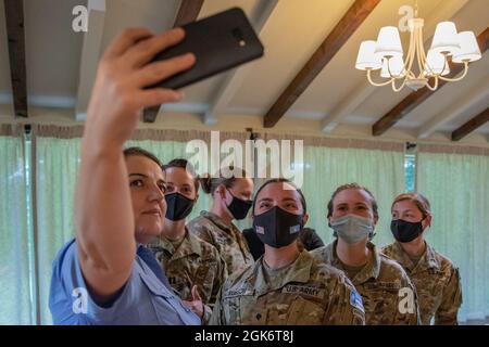 Mitglieder der Kosovo Police und des Kosovo Force 29 Regional Command-East sammeln Fotos, nachdem der Frauenverband der Kosovo Police, der „Leadership Training Day“, am 18. August 2021 im Villa Germia Restaurant Pristina in Pristina, Kosovo, stattfand. Die Schulung umfasste die Führung, beinhaltete aber auch Zeit, um Kontakte zu knüpfen und mehr über die Arbeit und das Leben des anderen zu erfahren. Zu den unterstützenden Organisationen gehören das General Police Directorate und die US-Botschaft im Kosovo. Stockfoto