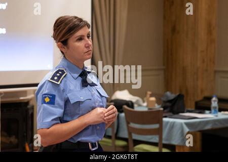 Die Hauptrednerin, Oberstin der Polizei des Kosovo, Aferdita Mikullovci, moderiert die Diskussion und teilt ihre persönliche Führungsreise während des Frauenverbandes der Polizei des Kosovo, dem „Leadership Training Day“, im Villa Germia Restaurant Pristina in Pristina, Kosovo, am 18. August 2021. Mitglieder der Kosovo-Polizei und Soldaten des Kosovo Force 29 Regional Command-East nehmen an der Veranstaltung Teil. Die Teilnehmer treffen sich auch bei einem Kaffee und genießen ein Mittagessen, um mehr über das Leben und die Arbeit des anderen zu erfahren. Zu den unterstützenden Organisationen gehören das General Police Directorate und die US-Botschaft im Kosovo. Stockfoto