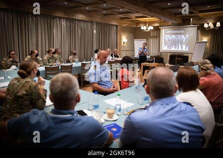 Mitglieder der Kosovo Police und der Kosovo Force 29 Regional Command-East Soldaten nehmen am Frauenverband der Kosovo Police Teil, dem „Leadership Training Day“, im Villa Germia Restaurant Pristina in Pristina, Kosovo, 18. August 2021. Die Hauptredaentin, Oberstin der Polizei des Kosovo, Aferdita Mikullovci, steht in Uniform in der Mitte, moderiert die Diskussion und teilt ihre persönliche Reise in Führungsbereiche. Stockfoto