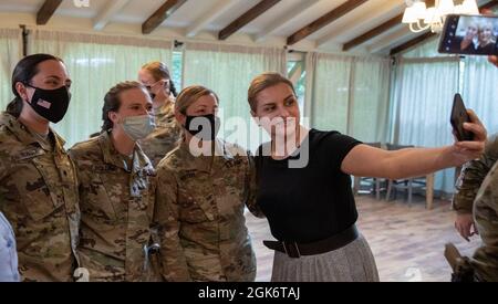 Mitglieder der Kosovo Police und des Kosovo Force 29 Regional Command-East sammeln Fotos, nachdem der Frauenverband der Kosovo Police, der „Leadership Training Day“, am 18. August 2021 im Villa Germia Restaurant Pristina in Pristina, Kosovo, stattfand. Die Schulung umfasste die Führung, beinhaltete aber auch Zeit, um Kontakte zu knüpfen und mehr über die Arbeit und das Leben des anderen zu erfahren. Zu den unterstützenden Organisationen gehören das General Police Directorate und die US-Botschaft im Kosovo. Stockfoto