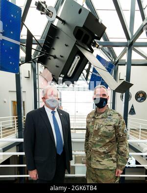 Der Sekretär der Luftwaffe, Frank Kendall, steht mit LT. General Stephen Whiting, Kommandant des Space Operations Command, vor einem Modell des Space-Based Infrared Systems (SBIRS) auf der Peterson Space Force Base, Colorado, am 18. August 2021. Bei seinem ersten Besuch im Peterson SFB traf sich Kendall mit der Führung des U.S. Space Command, des U.S. Northern Command und des SPOC sowie mit den Luftmännern und Guardians, um ihre Rolle beim Schutz der Nation anzuerkennen. Stockfoto