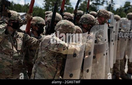 Armee-Reserve-Soldaten der 447th Military Police Company, die in North Canton, Ohio, stationiert ist, durchmachen während der zivilen Unruhen eine Eskalation der Gewalt, am 18. August 2021 im Camp Shelby Joint Forces Training Center, Die Schulung war Teil des Mobilisierungsprozesses für die 447th MP Co., die im Ausland zur Unterstützung zukünftiger/laufender Missionen eingesetzt wird. Stockfoto