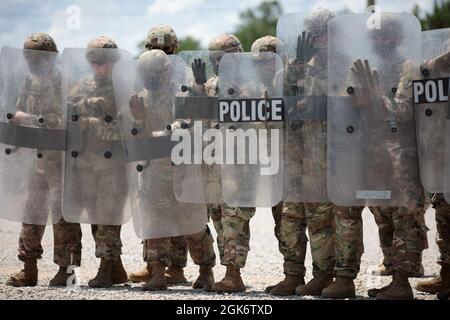 Armee-Reserve-Soldaten der 447th Military Police Company, die in North Canton, Ohio, stationiert ist, schaffen während des zivilen Störungstrainings am 18. August 2021 im Camp Shelby Joint Forces Training Center eine Schutzbarriere, Die Schulung war Teil des Mobilisierungsprozesses für die 447th MP Co., die im Ausland zur Unterstützung zukünftiger/laufender Missionen eingesetzt wird. Stockfoto