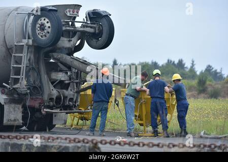 US-Küstenwache unterstützt das Navigations-Team Astoria Crew-Mitglieder gießen Beton in Container, Mittwoch, den 18. August 2021, im Sektor Columbia River in Astoria, Oregon. ANT Astoria und die Hubschrauber-Crew von Sektor Columbia River führten die Trainingsübung durch, um sich auf ein anstehendes Wiederaufbauprojekt vorzubereiten, in dem sie eine neue Basis für neue Navigationshilfen schaffen werden. Stockfoto