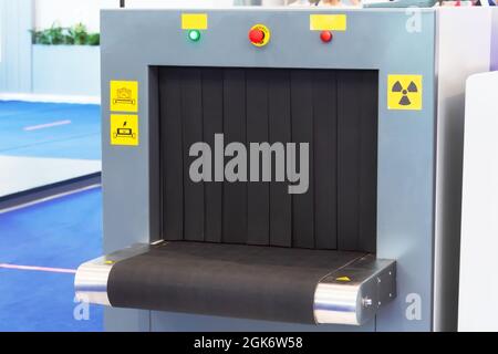 Gepäckröntgenscanner Scanner für den Sicherheitsdienst am Flughafen und Förderband mit Gepäcktasche für Passagiere. Sicherheitskontrolle Stockfoto