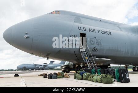 Das Gepäck der Luftbesatzung und die Taschen für professionelle Ausrüstung befinden sich am unteren Rand der Eingangstür der Besatzung einer C-5M Super Galaxy, bevor sie vom Luftwaffenstützpunkt Dover, Delaware, am 18. August 2021, abfliegen. Eine Super Galaxy-Besatzung besteht aus einem Piloten, einem Co-Piloten, zwei Flugingenieuren und drei Lastmastern auf einer normalen Mission. Die C-5M ist ein strategisches Transportflugzeug und das größte Flugzeug im Bestand der US-Luftwaffe. Stockfoto