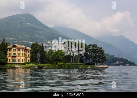 Blick auf eine Villa am Comer See an einem wolkigen Tag Stockfoto