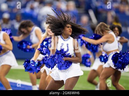 Indianapolis, Indiana, USA. September 2021. Indianapolis Cheerleader treten während der NFL-Fußballspiel-Action zwischen den Seattle Seahawks und den Indianapolis Colts im Lucas Oil Stadium in Indianapolis, Indiana, auf. Seattle besiegte Indianapolis 28-16. John Mersits/CSM/Alamy Live News Stockfoto