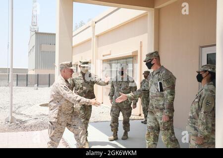 General Kenneth F. McKenzie, Commander, U.S. Central Command trifft sich und schüttelt sich die Hände mit Col. David Key, Commander, 3rd Division Sustainment Brigade im Hauptquartier im Lager Sayliyah, Katar, 18. August 2021. McKenzie besichtigte Lagereinrichtungen und erhielt Briefings von Soldaten, die an der Bearbeitung von Antragstellern für Sondereinwanderungen arbeiteten, die eine Umsiedlung in die Vereinigten Staaten anstrebten. Stockfoto