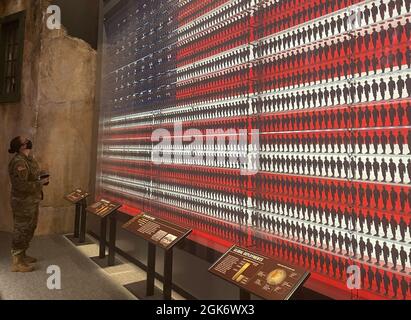 FORT BELVOIR, Virginia- die US-Armeehistorikerin Maj. Sandy Knoll blickt auf eine statistische Ausstellung im National Museum of the U.S. Army, einer US-Flagge von Spielzeugsoldaten, die die über 11 Millionen US-Soldaten, die während des Zweiten Weltkriegs dienten, darstellt Heute, viele Jahre vor dem Women's Services Integration Act von 1948 und sogar fünf Jahre nach der vollständigen Integration von Frauen in alle militärischen Berufe seit dem 4. Dezember 2015, machen Frauen 18 Prozent (etwa 200,000) der Gesamtstärke der Armee aus, Nach Angaben des "Office of Army Demographics 2020". Stockfoto