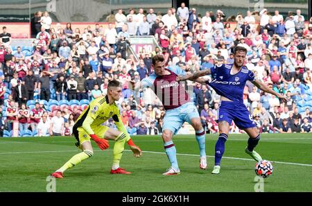 Burnleys Chris Wood kämpft mit Leeds Liam Cooper um den Ball Bild von Steve Flynn/AHPIX.com, Fußball: Premier League-Spiel Burnley -V- Leeds Stockfoto