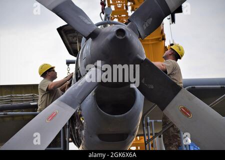 „The Spirit of Long Island“ HC-130 Hercules-Flugzeug, Tail-Nummer 0222, das während des Vietnamkrieges eingesetzt wurde und später dem 106. Rettungsflügel der New Yorker Air National Guard zugewiesen wurde, der sich an der Francis S. Gabreski Air National Guard Base, Westhampton Beach, New York, bis zu seiner Stilllegung im Jahr 2019 befindet, Am 18. August 2021 wurden seine Motoren und Propeller wieder in den Rumpf eingebaut. Das Flugzeug ist jetzt eine statische Anzeige am Eingang der Basis. Die Demontage, der Umzug und die Montage wurden von Dienstmitgliedern der Air National Guard aus New York, Connecticut, Arkansas und der US Air Force Acti durchgeführt Stockfoto