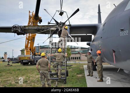 „The Spirit of Long Island“ HC-130 Hercules-Flugzeug, Tail-Nummer 0222, das während des Vietnamkrieges eingesetzt wurde und später dem 106. Rettungsflügel der New Yorker Air National Guard zugewiesen wurde, der sich an der Francis S. Gabreski Air National Guard Base, Westhampton Beach, New York, bis zu seiner Stilllegung im Jahr 2019 befindet, Am 18. August 2021 wurden seine Motoren und Propeller wieder in den Rumpf eingebaut. Das Flugzeug ist jetzt eine statische Anzeige am Eingang der Basis. Die Demontage, der Umzug und die Montage wurden von Dienstmitgliedern der Air National Guard aus New York, Connecticut, Arkansas und der US Air Force Acti durchgeführt Stockfoto