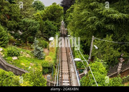 Seilbahn von Como nach Brunate an einem regnerischen Tag