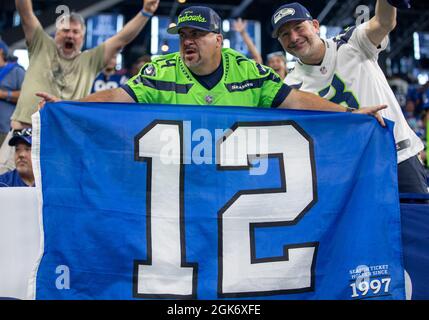 Indianapolis, Indiana, USA. September 2021. Seattle-Fans, die während des NFL-Fußballspiels zwischen den Seattle Seahawks und den Indianapolis Colts im Lucas Oil Stadium in Indianapolis, Indiana, teilnehmen. Seattle besiegte Indianapolis 28-16. John Mersits/CSM/Alamy Live News Stockfoto