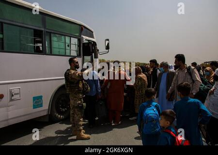 210828-M-JU875-1037 HAMID KARZAI INTERNATIONAL AIRPORT, Afghanistan (28. August 2021) Deutsche Militärs bearbeiten Evakuierungsbevollmächtige am Hamid Karzai International Airport, Afghanistan, 28. August. US-Dienstmitglieder unterstützen das Außenministerium bei der geordneten Inanspruchnahme von designiertem Personal in Afghanistan. Stockfoto