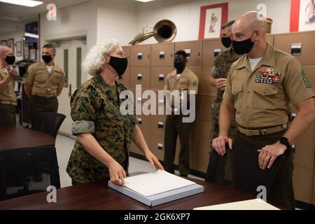 U.S. Marine Corps Master Sgt. Kira Wharton, ein Bandsman mit der 'The President's Own' United States Marine Band, spricht mit Sgt. Maj. Troy E. Black, der Hauptfeldwebel des Marine Corps im Anbau der Marine Barracks, Washington D.C., 18. August 2021. Der Hauptfeldwebel des Marine Corps führte den Besuch durch, um sich mit den Musikern des Marine Corps zu treffen, die die historische Musikbibliothek in der ältesten kontinuierlich aktiven professionellen Musikorganisation der Nation unterhalten. Die Mission des „Präsidenten“ der United States Marine Band ist es, für den Präsidenten der Vereinigten Staaten und den Kommandanten von aufzutreten Stockfoto