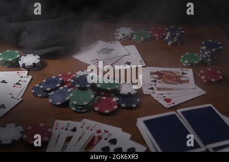 Pokertisch mit Rauch Stockfoto