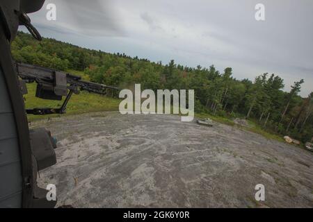 U.S. Army Command Sgt. Maj. Mario Terenas, der Oberfeldwebel Major der 10. Bergdivision, führt am 18. August 2021 in Fort Drum, NY, mit einem 2-10 Assault Helicopter Bataillon Luftgewehrschießen durch. Die Luftpistole bestand darin, aus einem UH-60M Black Hawk einen M240H zu schießen und dabei Bodenziele zu treffen. Stockfoto