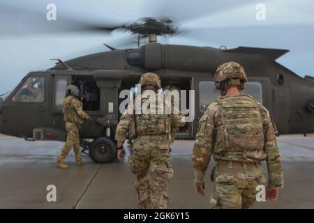 U.S. Army Command Sgt. Maj. Mario Terenas, der Oberfeldwebel Major der 10. Bergdivision, führt am 18. August 2021 in Fort Drum, NY, mit einem 2-10 Assault Helicopter Bataillon Luftgewehrschießen durch. Die Luftpistole bestand darin, aus einem UH-60M Black Hawk einen M240H zu schießen und dabei Bodenziele zu treffen. Stockfoto