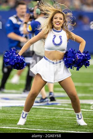 Indianapolis, Indiana, USA. September 2021. Indianapolis Cheerleader treten während der NFL-Fußballspiel-Action zwischen den Seattle Seahawks und den Indianapolis Colts im Lucas Oil Stadium in Indianapolis, Indiana, auf. Seattle besiegte Indianapolis 28-16. John Mersits/CSM/Alamy Live News Stockfoto