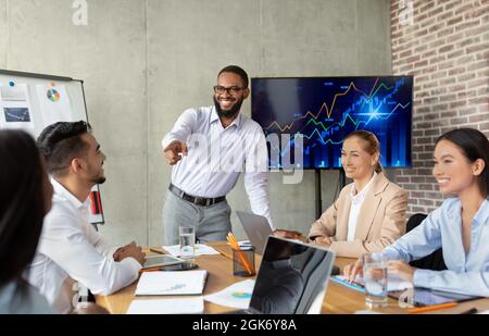 Gruppe Von Multirassischen Geschäftsleuten, Die Ideen Diskutieren Und Brainstorming In Modern Office Durchführen Stockfoto