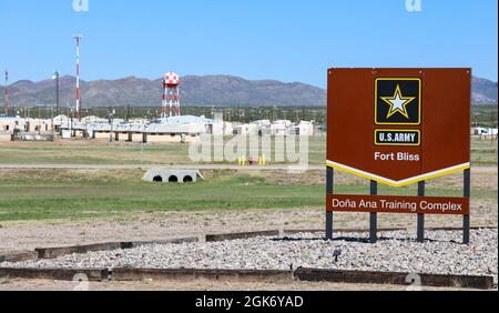 Site photo of Dona Ana Range Complex facilities near Fort Bliss, New Mexico. Das Verteidigungsministerium stellt zur Unterstützung des Außenministeriums Transportmittel und provisorische Unterkünfte zur Verfügung, um die Operation Allies Refuge zu unterstützen. Diese Initiative geht auf das Engagement Amerikas für afghanische Bürger zurück, die den Vereinigten Staaten geholfen haben, und bietet ihnen wichtige Unterstützung an sicheren Orten außerhalb Afghanistans. Stockfoto