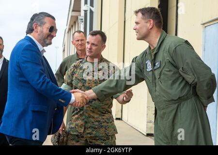 Der texanische Senator Ted Cruz wird von Oberstleutnant Jeremy Yauck, Kommandeur des Marine Fighter Attack Squadron 112 (VMFA-112), Marine Aircraft Group 41, 4. Marine Aircraft Wing, während des Besuchs des Senators auf der VMFA-112, einer in Texas ansässigen Marine Forces Reserve-Staffel an Bord der Naval Air Station Fort Worth Joint Reserve Base, begrüßt. 19. August 2021. Stockfoto