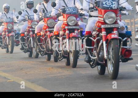 ROTE STRASSE, KALKUTTA, WESTBENGALEN / INDIEN - 21. JANUAR 2018 : die Polizei von Kalkutta marschiert vorbei, Motorradkundgebung - Vorbereitung auf den Tag der indischen republik ce Stockfoto