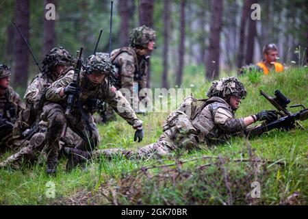 Dänische Soldaten im 2. Gepanzerten Infanterie-Bataillon der dänischen Armee führen am 19 2021. August im Trainingsgebiet Grafenwoehr eine Live-Feuer-Übung mit Wild Leopard durch. Der Zweck der Übung ist es, Zug- und unternehmensgroße Infanterieeinheiten in bewaldetem und urbanem Gelände zusammen zu trainieren. Stockfoto