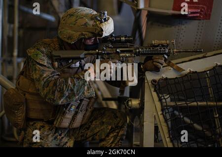 PAZIFIK (Aug 20, 2021) U.S. Marine Corps PFC. David Medina, ein Mitarbeiter eines leichten gepanzerten Fahrzeugs mit Light Armored Reconnaissance Company, Battalion Landing Team 1/1, 11th Marine Expeditionary Unit (MEU), stellt während der Räumungsschulung an Bord des Amphibientransportsdocks USS Portland (LPD 27), August 20, Sicherheit ein. Portland, Teil der USS Essex Amphibious Ready Group, ist zusammen mit der 11. MEU im Verantwortungsbereich der 7. US-Flotte tätig, um die Interoperabilität mit Verbündeten und Partnern zu verbessern und als Ready Response Force zur Verteidigung von Frieden und Stabilität in der indopazifischen Region zu dienen Stockfoto