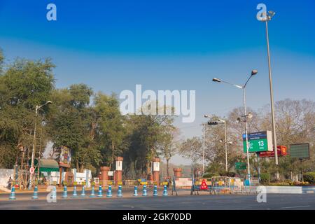 Kalkutta, Westbengalen, Indien - 23. Januar 2019 : Blick auf die leere Rote Straße am Morgen mit blauem Himmel darüber. Stockfoto