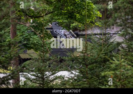 Dänische Soldaten im 2. Gepanzerten Infanterie-Bataillon der dänischen Armee betreiben während der Live-Feuerübung Wild Leopard am 19 2021. August im Trainingsgebiet Grafenwoehr, Deutschland, ein Infanterie-Kampffahrzeug CV9035DK. Der Zweck der Übung ist es, Zug- und unternehmensgroße Infanterieeinheiten in bewaldetem und urbanem Gelände zusammen zu trainieren. Stockfoto