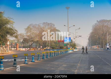 Kalkutta, Westbengalen, Indien - 23. Januar 2019 : Blick auf die leere Rote Straße am Morgen mit blauem Himmel darüber. Stockfoto