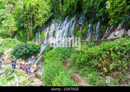 JUAYUA, EL SALVADOR - 3. APRIL 2016: Baden in Chorros de la Calera, Wasserfällen in der Nähe des Dorfes Juayua, El Salvador Stockfoto