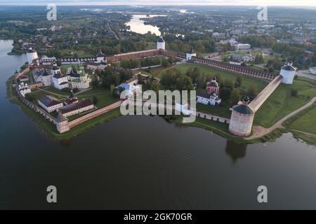 Blick auf das alte Kloster Kirillo-Belozersky am frühen Augustmorgen (Luftaufnahme). Region Wologda, Russland Stockfoto