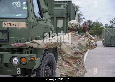 Soldaten der 16. Sustainment Brigade begannen mit der Inszenierung von Rettungsartikeln wie Duschen, Latrinen und Generatoren in der Rhein Ordnance Barracks in Kaiserslautern, Deutschland, am 19. August 2021, um die Evakuierung afghanischer Evakuierungen zu unterstützen. Das 21st Theatre Sustainment Command unterstützt das Außenministerium bei Transport, Unterbringung und Erhalt von US-Bürgern, Visa-Antragstellern für Sondereinwanderer und anderen gefährdeten Afghanen, die aus Afghanistan evakuiert werden. Stockfoto