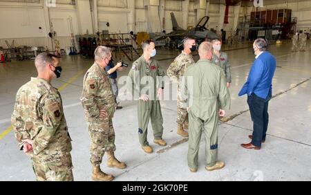 (Rechts) der texanische Senator Ted Cruz trifft die Führung des 301st Fighter Wing im FW Hangar 301, bevor er am 19. August 2021 mit dem Flügel an der Naval Air Station Joint Reserve Base Fort Worth, Texas, seine Tour antritt. Die 301 FW fällt unter 10 AF und wird zum ersten F-35A-Gerät des Air Force Reserve Command überhaupt. Der Flügel wird vom F-16 Fighting Falcon zum neuesten Kämpfer der fünften Generation übergehen, der 2024 seinen ersten Jet erhalten soll. Stockfoto