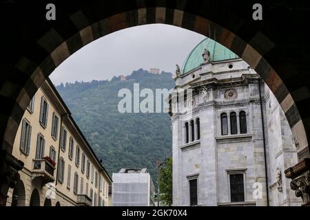 Blick auf die Kathedrale von Como auf der Piazza del Duomo an einem regnerischen Tag Stockfoto