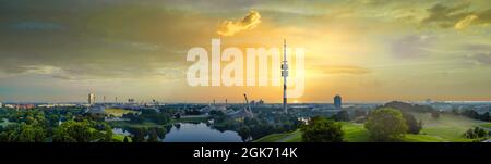 MÜNCHEN, DEUTSCHLAND - 04. Sep 2021: Panorama Olympic Park München bei Sonnenaufgang. Der Turm und andere berühmte Sehenswürdigkeiten der bayerischen Hauptstadt sind zu sehen. Stockfoto