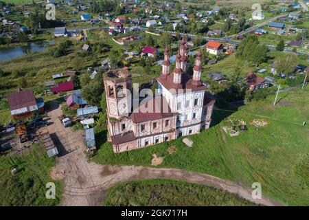 Blick aus der Höhe auf die alte verlassene Kirche der Auferstehung Christi (1743-1775) in Varnitsy an einem sonnigen Augusttag Stockfoto