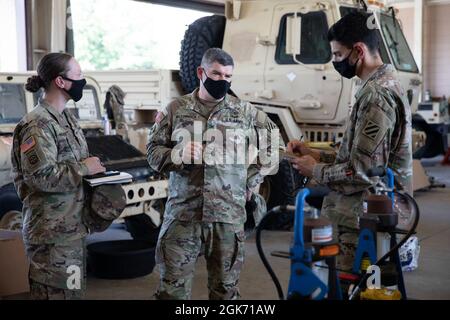 Soldaten, die dem 603. Aviation Support Bataillon zugewiesen wurden, unterteilten Colon Ryan McCormack, den Stabschef der 3. Infanterie-Division, über Wartungseinsätze auf dem Hunter Army Airfield, Georgia, August 19. Anführer der 3. Kampfluftfahrtbrigade gaben Oberst McCormack eine Tour durch den Flugplatz und unterrichteten ihn über die Fähigkeiten der Brigade und was sie der Division bringt. Stockfoto